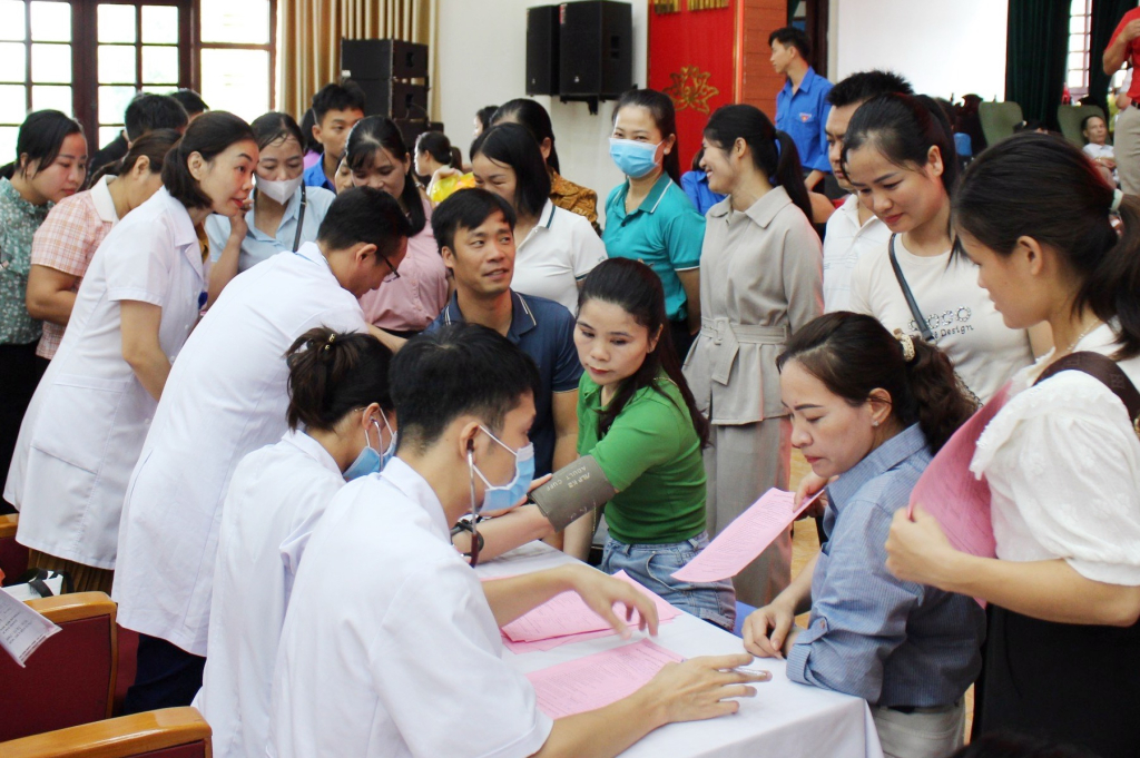 Đồng đảm cán bộ CCVCLĐ cùng nhân dân trên địa bàn huyện Đầm Hà đăng ký tham gia hiến máu tình nguyện.
