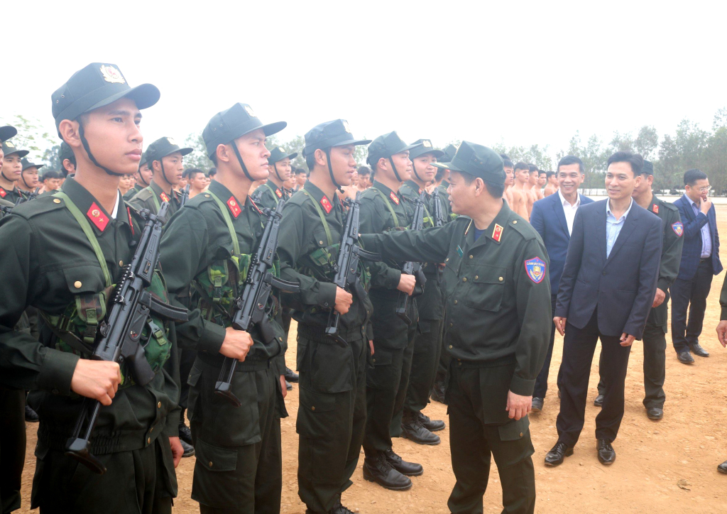 Đồng chí Thiếu tướng Lê Ngọc Châu, Ủy viên Đảng ủy Công an Trung ương, Bí thư Đảng ủy, Tư lệnh Bộ Tư lệnh Cảnh sát Cơ động về kiểm tra các các nội dung phục vụ Lễ kỷ niệm 50 năm Ngày truyền thống lực lượng Cảnh sát cơ động tại Trung đoàn CSCĐ Đông Bắc. 