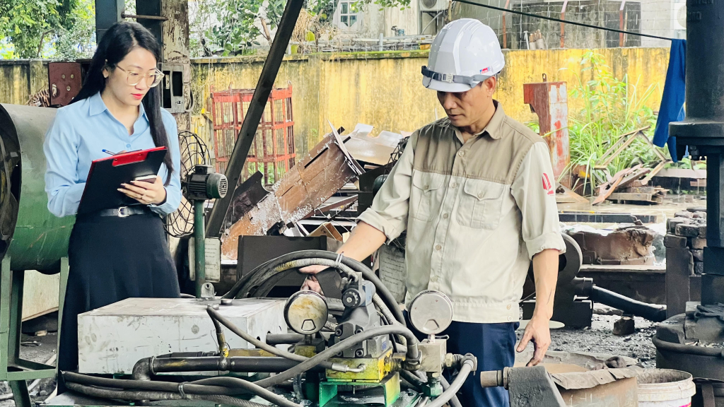 Anh Mai Văn Quyền, Công ty CP Cơ khí Hòn Gai - Vinacomin đã nghiên cứu và đưa ra sáng kiến “Chế tạo máy tán rive bằng thủy lực” có giá trị làm lợi 800 triệu đồng.