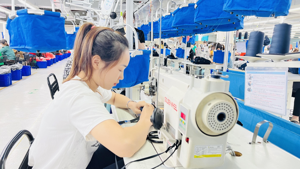 CNLĐ Công ty TNHH Dệt may Weili hăng say lao động sản xuất.