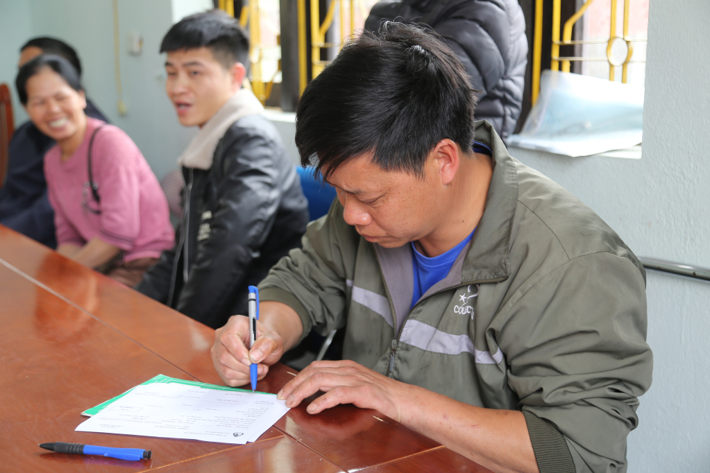 Ông Voòng Dì Sàu (thôn Cao Sơn, xã Hoành Mô, huyện Bình Liêu) thực hiện thủ tục vay vốn phát triển mô hình trồng cây quế. Ảnh: Minh Hiền
