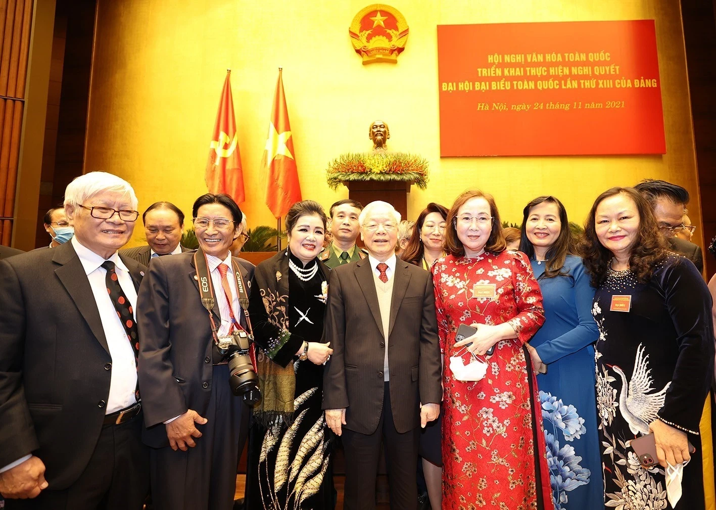 Tổng Bí thư Nguyễn Phú Trọng với các văn nghệ sỹ tại Hội nghị Văn hóa toàn quốc năm 2021. (Ảnh: TTXVN)
