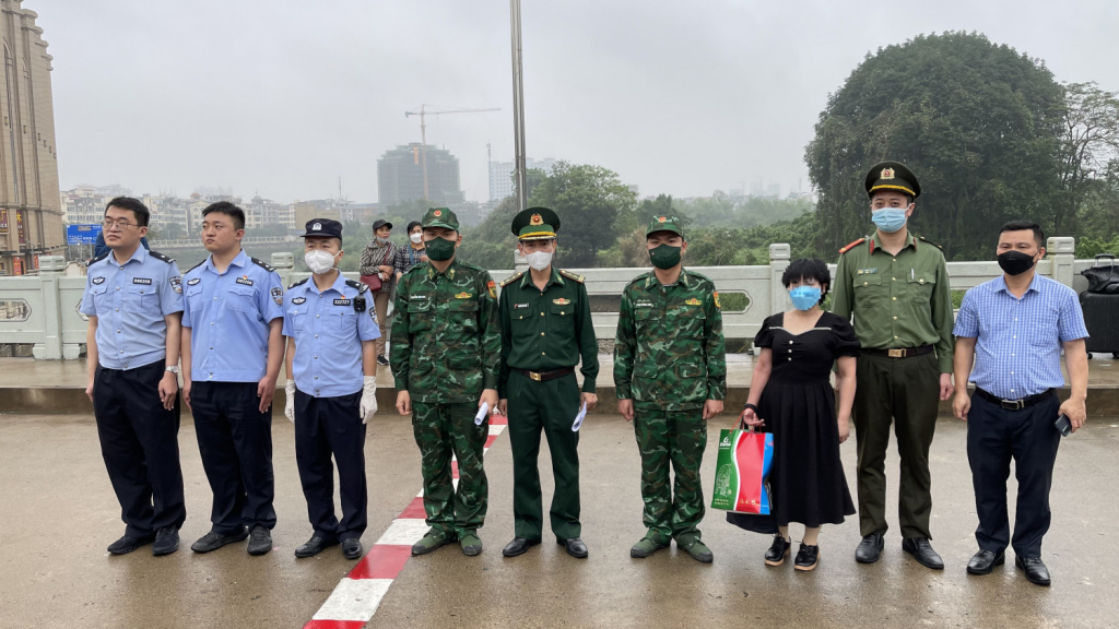 Công an Móng Cái phối hợp tiếp nhận nạn nhân bị lừa bán sang Trung Quốc.Công an TP Móng Cái phối hợp tiếp nhận nạn nhân bị lừa bán sang Trung Quốc (tháng 4/2023). Ảnh: Cơ quan công an cung cấp.