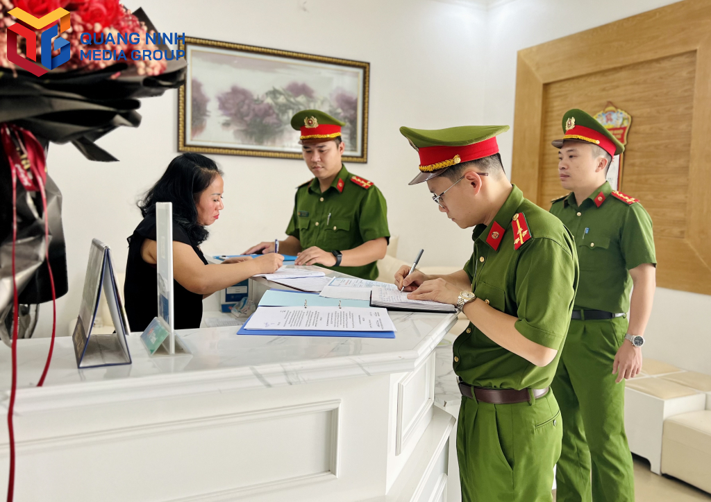 Lực lượng công an kiểm tra hồ sơ lưu trú tại khách sạn La Tho (phường Cẩm Thành, TP Cẩm Phả).