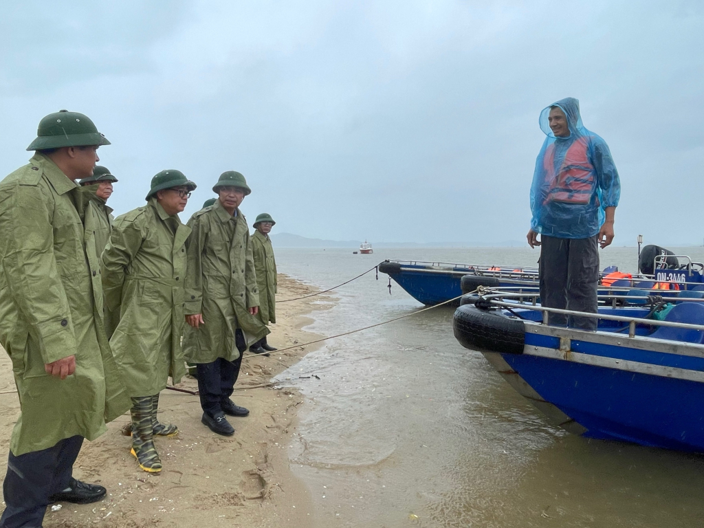 Đồng chí Phó Chủ tịch thường trực UBND tỉnh Vũ Văn Diện kiểm tra công tác chống bão số 2 tại TP Móng Cái.