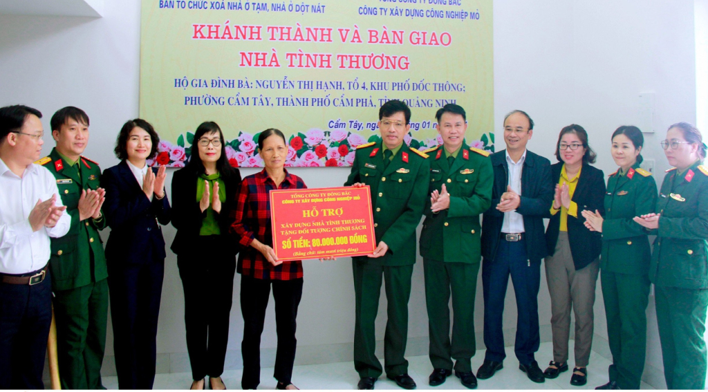 Công ty Xây dựng công nghiệp mỏ bàn giao nhà tình nghĩa cho gia đình bà Nguyễn Thị Hạnh (phường Cẩm Tây, TP Cẩm Phả), hộ gia đình chính sách gặp khó khăn về nhà ở. 