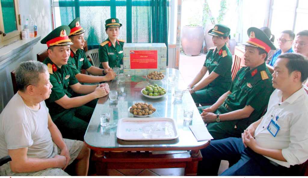 Công ty Xây dựng Công nghiệp mỏ thường xuyên thăm hỏi các gia đình chính sách cư trú tại các địa bàn đơn vị đứng chân.
