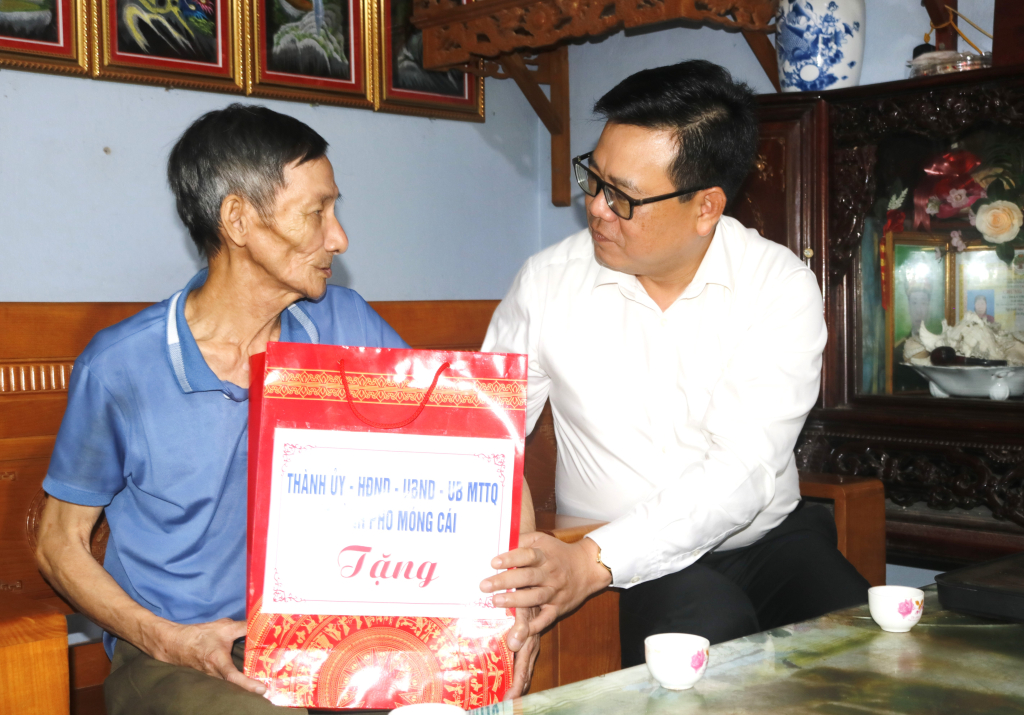 Bí thư Thành ủy Móng Cái Hoàng Bá Nam tặng quà thương binh ¼ Trần Văn Xuân tại phường Hải Yên TP Móng Cái.