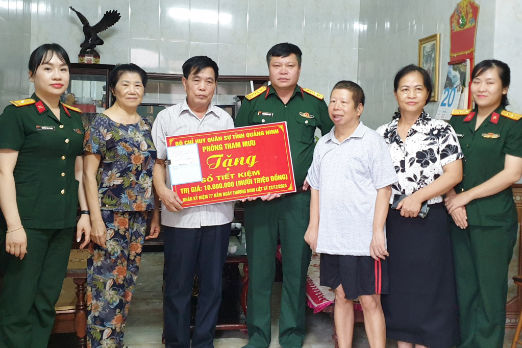 Đoàn công tác Phòng Tham mưu Bộ CHQS tỉnh đến thăm, tặng sổ tiết kiệm trị giá 10 triệu đồng cho gia đình ông Trần Văn Hiển.