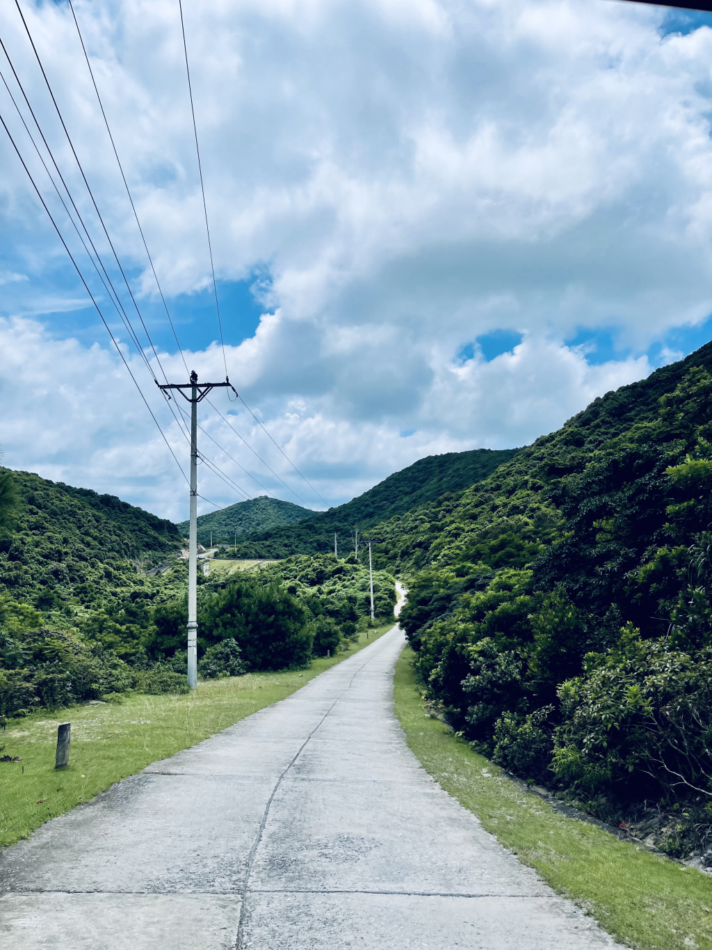 Một đoạn đường bê tông với hệ thống đường dây điện chiếu sáng trên Đảo Trần