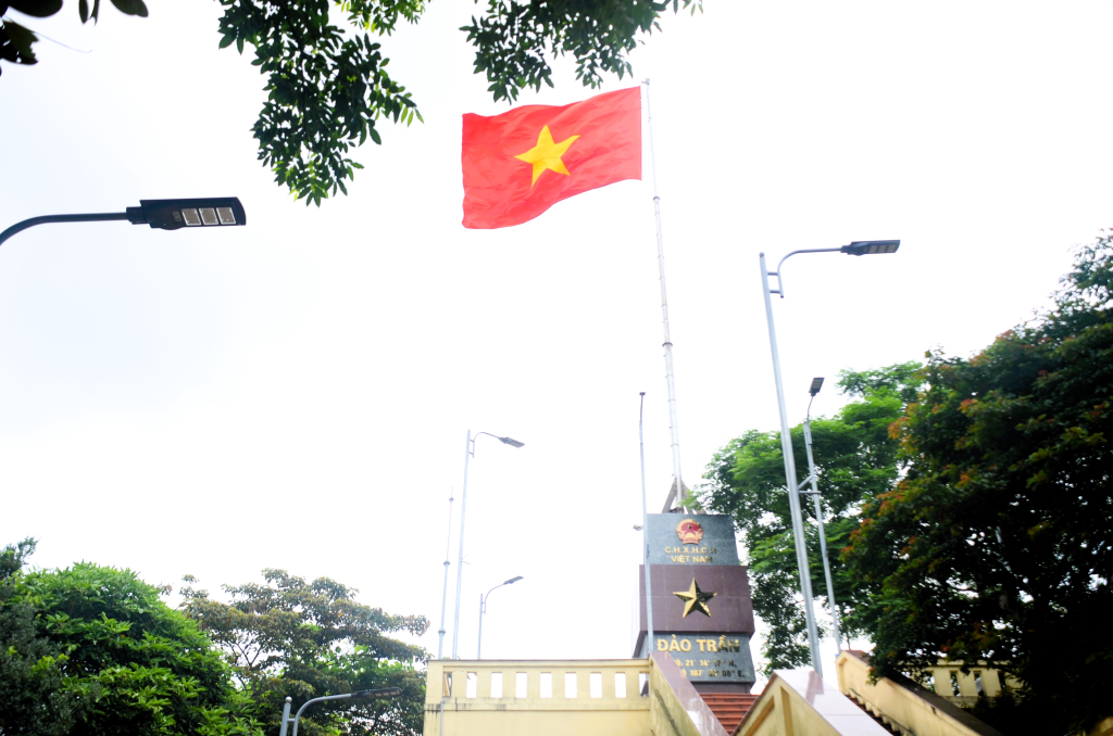 Công trình Cột cờ Tổ quốc cùng hệ thống đèn điện chiếu sáng dưới chân Cột cờ.