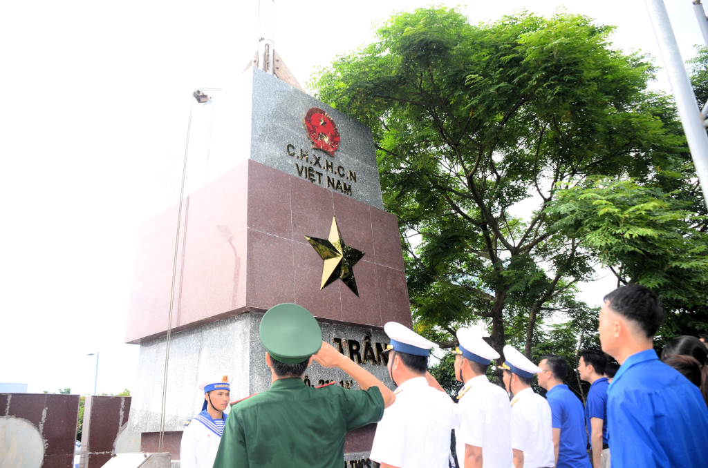 Lễ Chào cờ trang nghiêm tại Cột cờ Đảo Trần.