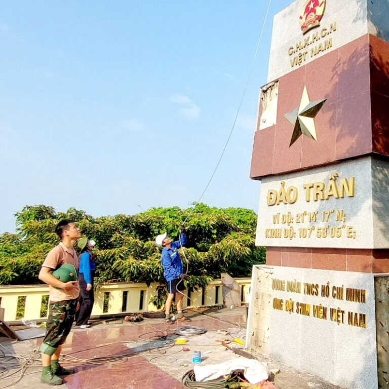 Đoàn viên thanh niên và chiến sỹ cùng sửa chữa, tu bổ công trình Cột cờ.