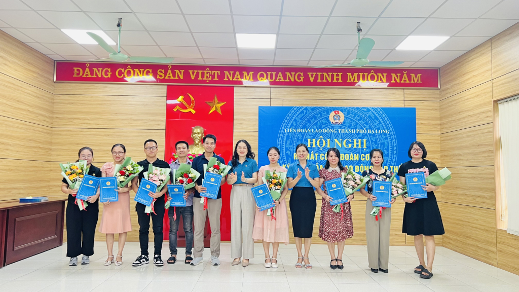 Lãnh đạo LĐLĐ tỉnh, LĐLĐ Hạ Long trao quyết định thành lập công đoàn cơ sở cho các đơn vị trong Cụm công nghiệp Hà Khánh.