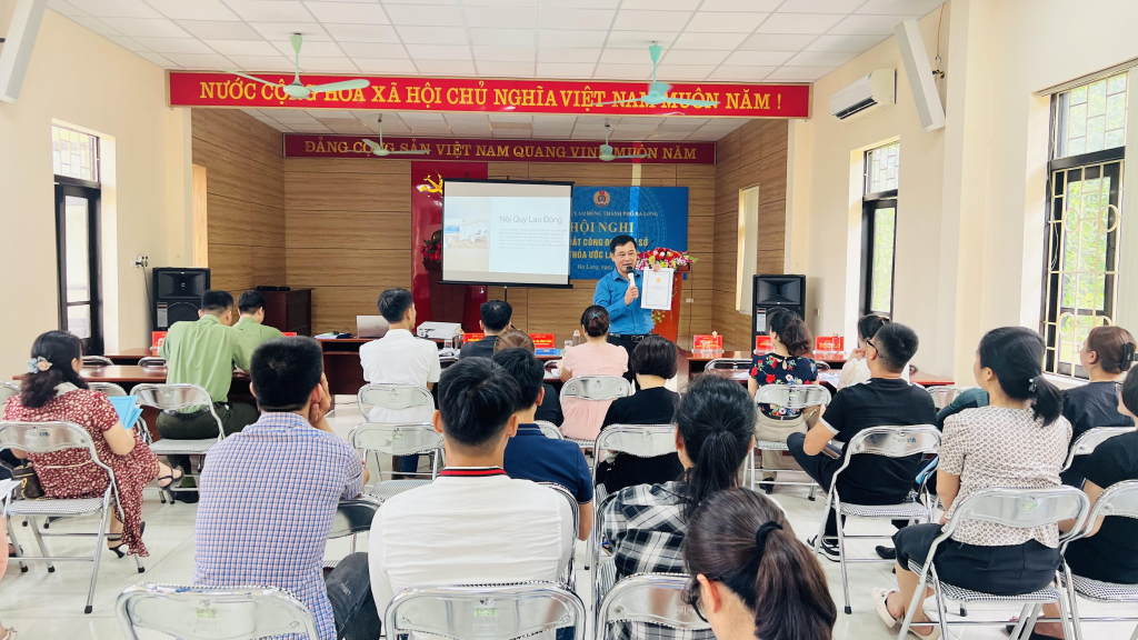 Lãnh đạo LĐLĐ Hạ Long tuyên truyền các kỹ năng hoạt động công đoàn cho các chủ tịch công đoàn cơ sở mới thành lập.