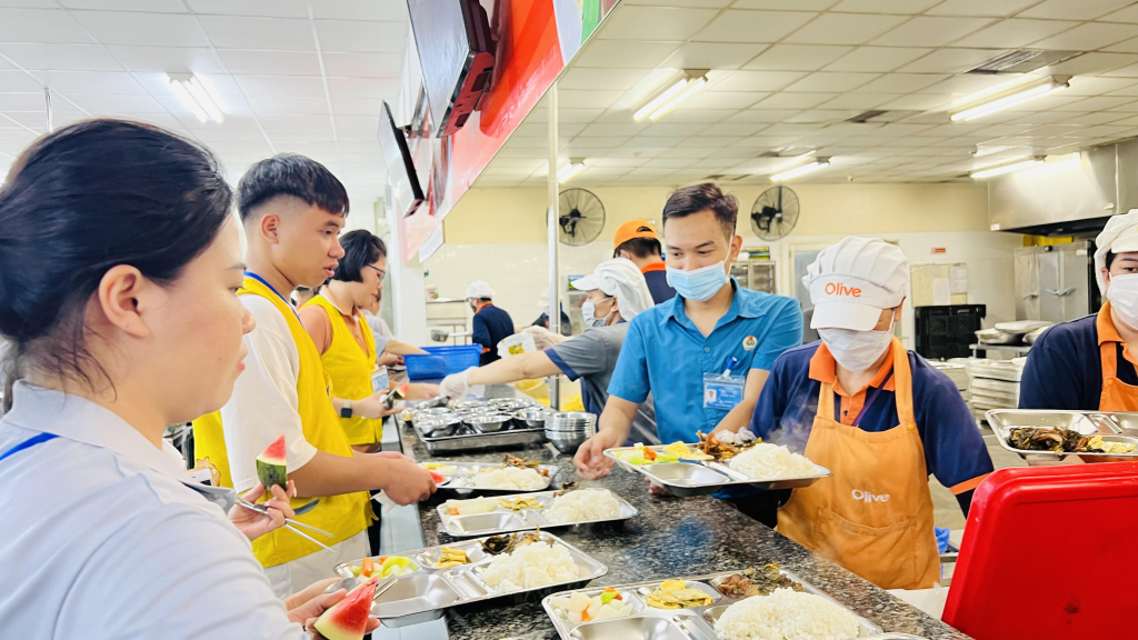 Anh Tùng cũng thường xuyên xuống bếp, giám sát chất lượng bữa ăn ca.