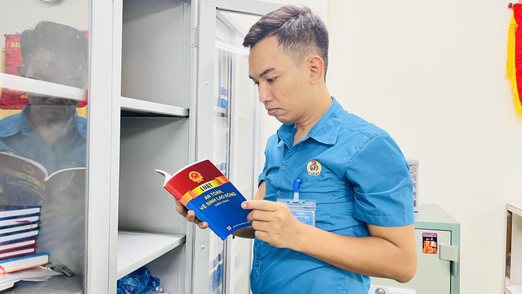 Pháp luật lao động được anh thường xuyên nghiên cứu.