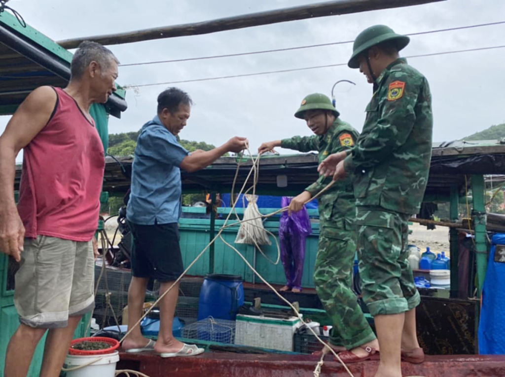 BĐBP đảo Trần, huyện Cô Tô gia cố tàu của ngư dân khi đưa lên bãi biển tránh bão.