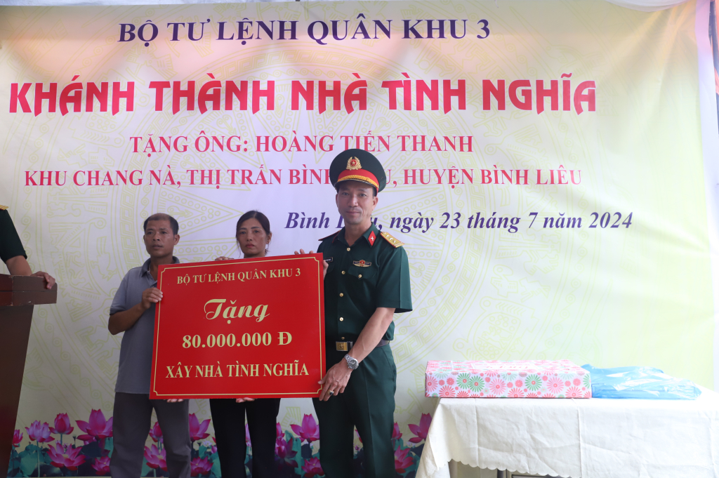 Đại diện lãnh đạo Ban CHQS huyện trao tặng gia đình ông Hoàng Tiến Thanh số tiền 80 triệu đồng do Bộ tư lệnh Quân khu 3 hỗ trợ.