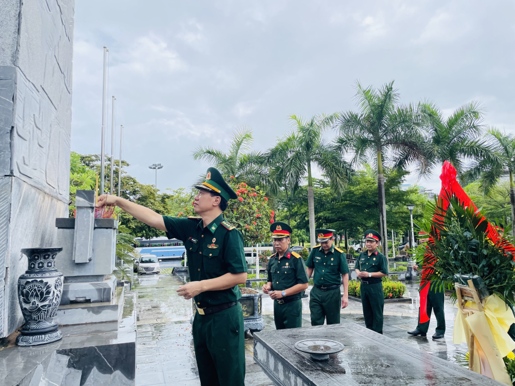 Hội CCB Khối các cơ quan tỉnh dâng hương tưởng niệm các anh hùng liệt sĩ tại Đài tưởng niệm các Anh hùng liệt sĩ và Tượng đài Anh hùng lực lượng vũ trang nhân dân, liệt sĩ Vũ Văn Hiếu tháng 7-2024.