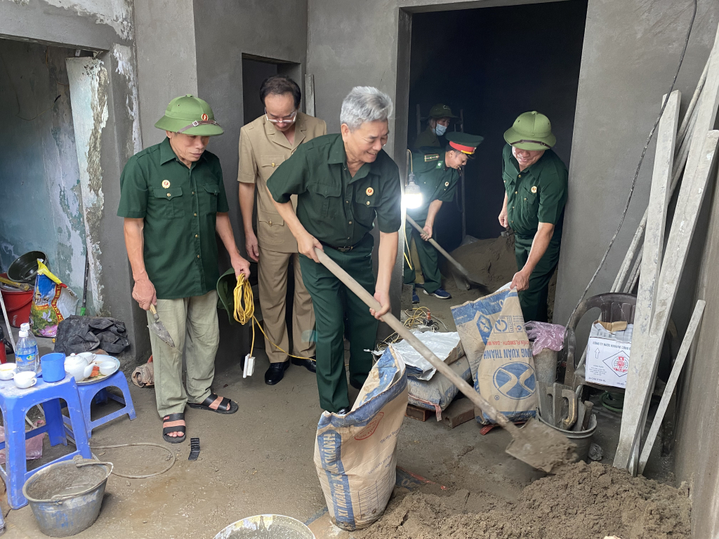 Thương binh hạng 2/4 Vũ Tiến Thanh (người cầm xẻng) cùng các CCB khu 4, phường Trần Hưng Đạo (TP Hạ Long) giúp đỡ gia đình hộ khó khăn xây nhà. Ảnh: Ngọc Trâm