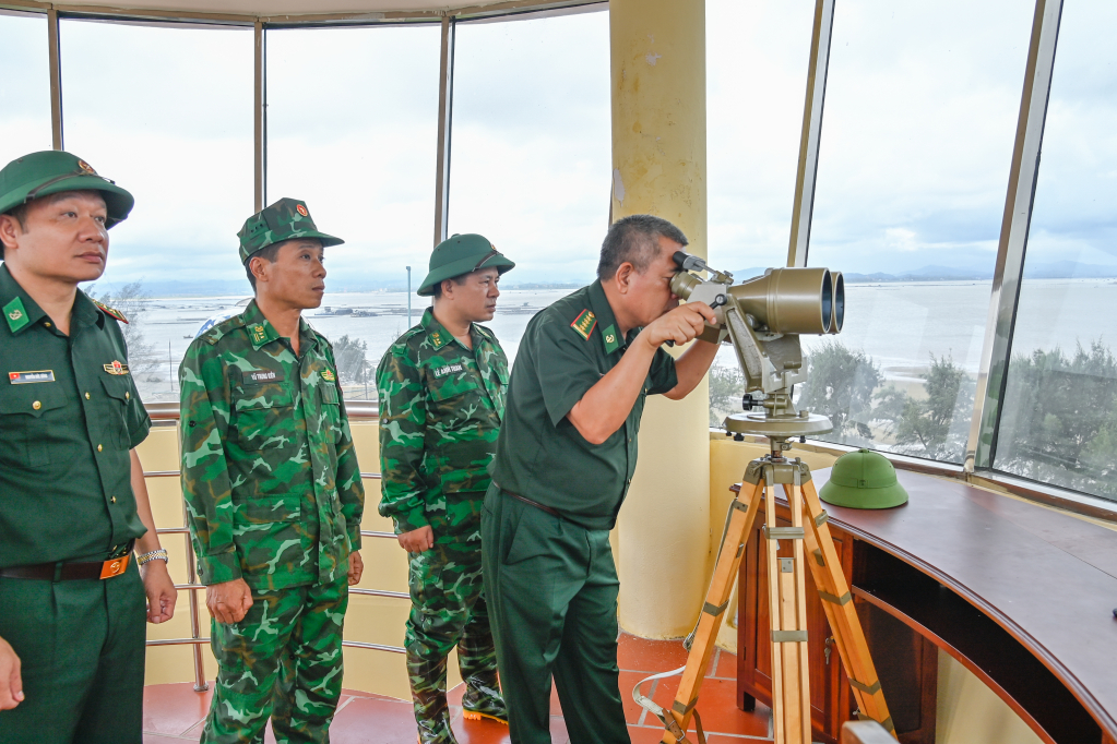 Lãnh đạo BĐBP tỉnh quan sát tuyến biên giới đơn vị phụ trách quản lý.