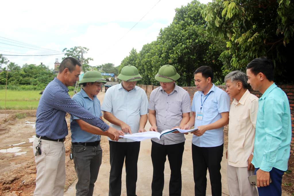 Lãnh đạo Ban Quản lý dự án đầu tư xây dựng TX Đông Triều phối hợp với UBND xã An Sinh GPMB dự án cải tạo, nâng cấp cầu Đồng Dung và đường dẫn tại thôn Ba Xã, xã An Sinh. Ảnh: Mạnh Trường