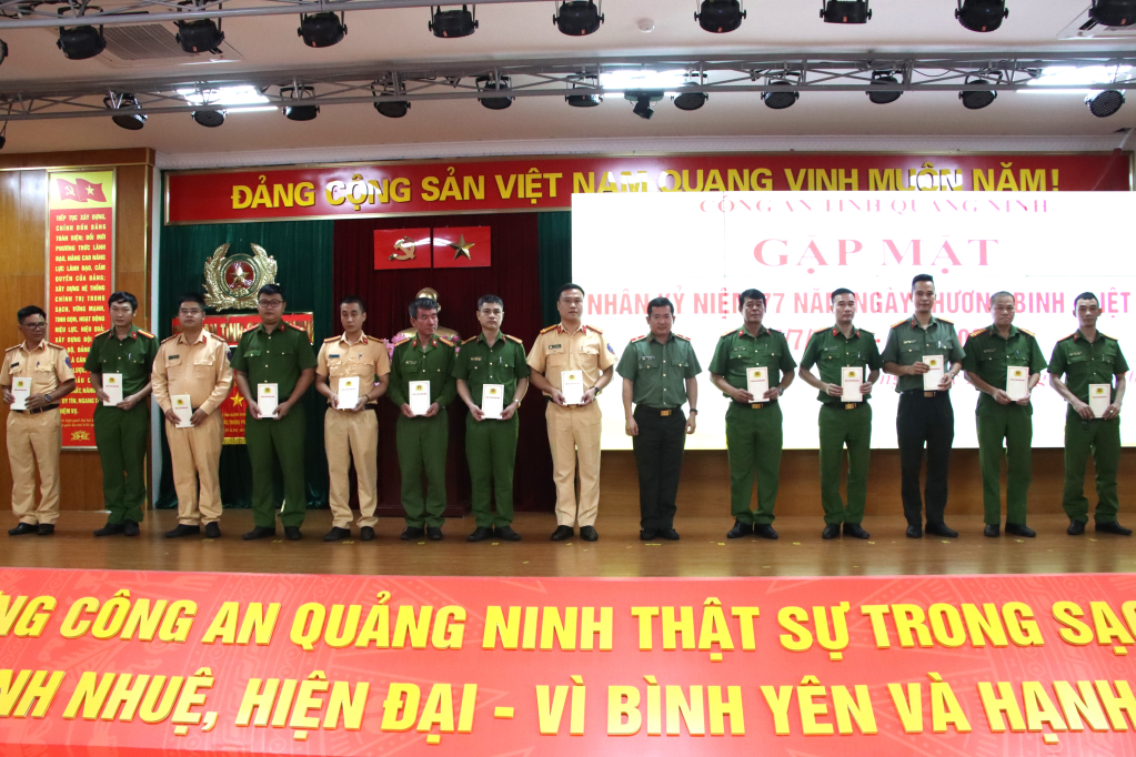 Thiếu tướng Đinh Văn Nơi Giám đốc Công an tỉnh tặng quà cho các đồng chí là thương binh đang công tác trong Công an tỉnh Quảng Ninh.