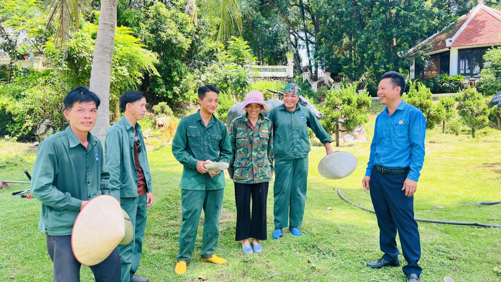 Anh Nguyễn Văn Thái, Chủ tịch Công đoàn Công ty TNHH Âu Lạc, Tập đoàn Tuần Châu trò chuyện cùng người lao động.