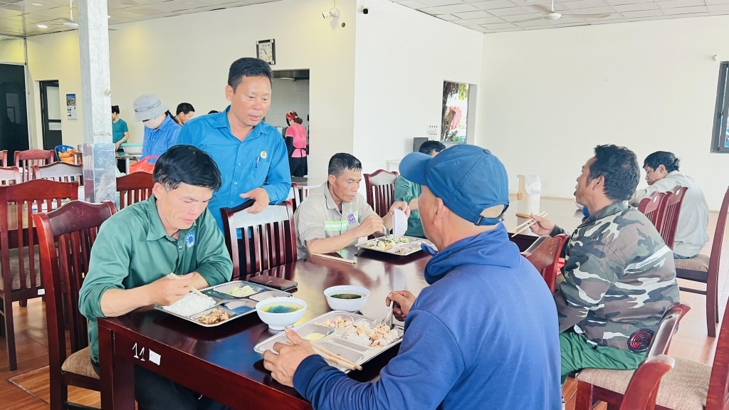 Anh Nguyễn Văn Thái thăm bữa ăn ca của người lao động.