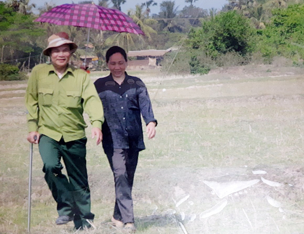 CCB Lê Long Triệu và vợ trong một lần đi tìm hài cốt liệt sĩ tại tỉnh Kiên Giang năm 2007. (Ảnh nhân vật cung cấp)