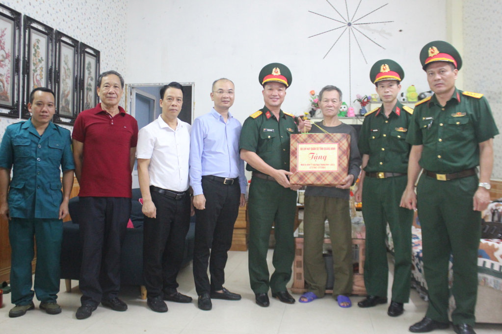 Đại tá Phạm Văn Tôn, Phó Chỉ huy trưởng Bộ CHQS tỉnh, thăm tặng quà ông Nguyễn Văn Chung, sinh năm 1954, thương binh 1/4, tổ 1, khu 8, phường Bãi Cháy, TP Hạ Long.