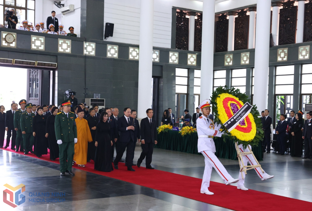 Đoàn đại biểu của Tỉnh ủy, HĐND, UBND, Ủy ban MTTQ tỉnh và Đoàn ĐBQH tỉnh do đồng chí Nguyễn Xuân Ký, Ủy viên Trung ương Đảng, Bí thư Tỉnh ủy, Chủ tịch HĐND tỉnh làm trưởng đoàn vào viếng Tổng Bí thư Nguyễn Phú Trọng.