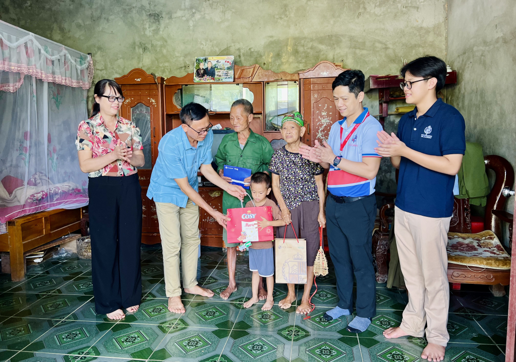 Hội Bảo trợ NKT-TMC cùng nhà hảo tâm trao quà cho gia đình NCC ở xã Kỳ Thượng. Ảnh: Hằng Ngần