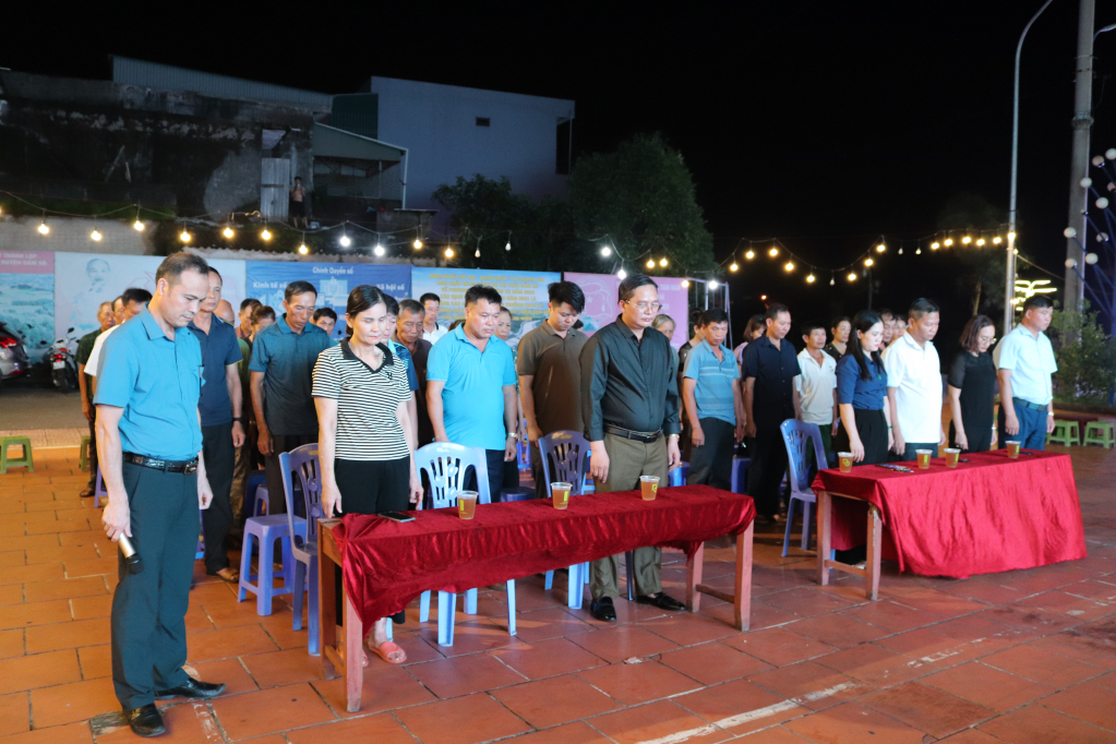 Cán bộ, đảng viên và nhân dân thị trấn Đầm Hà dành phút mặc niệm tưởng nhớ đồng chí Tổng Bí thư Nguyễn Phú Trọng.