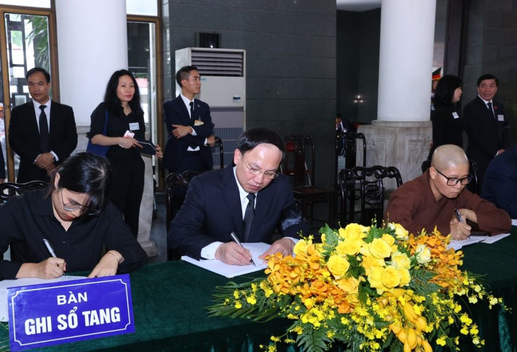 Đồng chí Nguyễn Xuân Ký, Ủy viên Trung ương Đảng, Bí thư Tỉnh ủy, Chủ tịch HĐND tỉnh, ghi sổ tang sau khi viếng Tổng Bí thư.