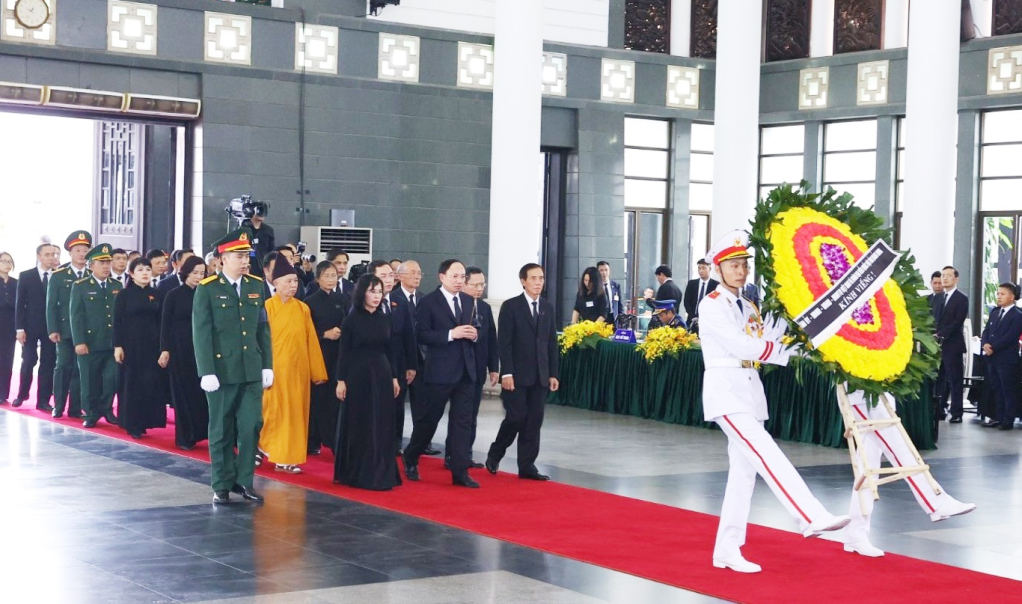 Đoàn đại biểu của Tỉnh ủy, HĐND, UBND, Ủy ban MTTQ tỉnh và Đoàn ĐBQH tỉnh Quảng Ninh do đồng chí Nguyễn Xuân Ký, Ủy viên Trung ương Đảng, Bí thư Tỉnh ủy, Chủ tịch HĐND tỉnh, làm trưởng đoàn, vào viếng Tổng Bí thư Nguyễn Phú Trọng.