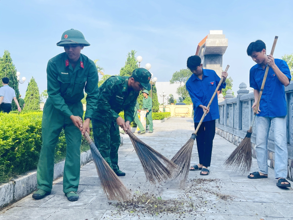 Dịp này tổ chức Đoàn Thanh niên BĐBP tỉnh đã tổ chức 35 lượt với 550 lượt CBCS tham gia tổng dọn vệ sinh tại các công trình ghi công các Anh hùng Liệt sĩ trên địa bàn.