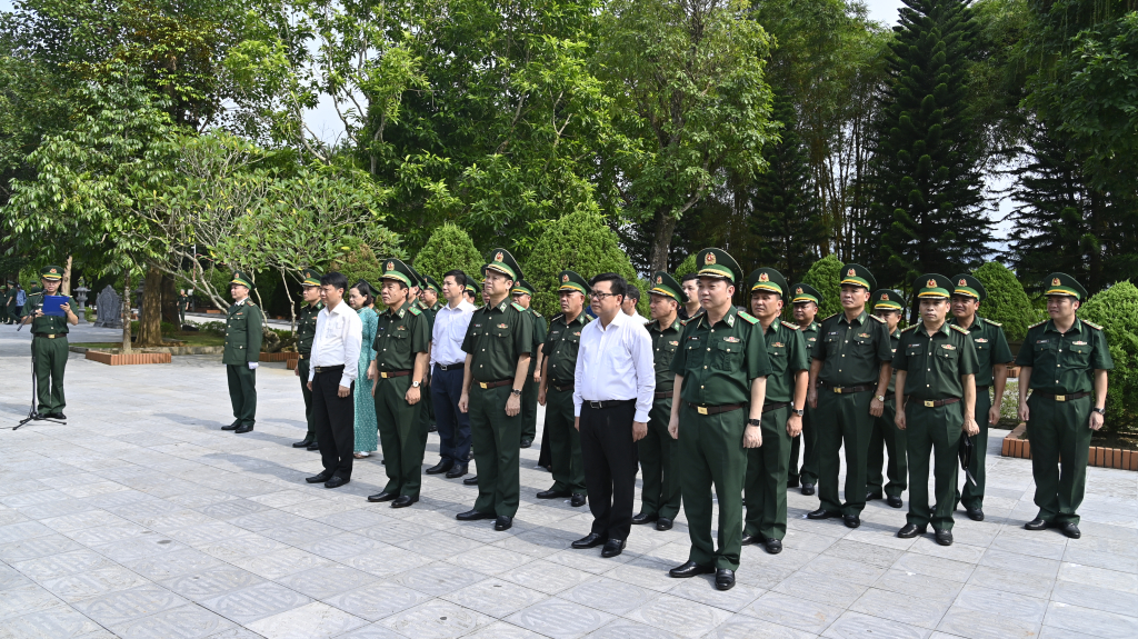 Các đại biểu dâng hương, tưởng niệm các anh hùng, liệt sĩ tại Đài tưởng niệm các anh hùng, liệt sĩ Pò Hèn.