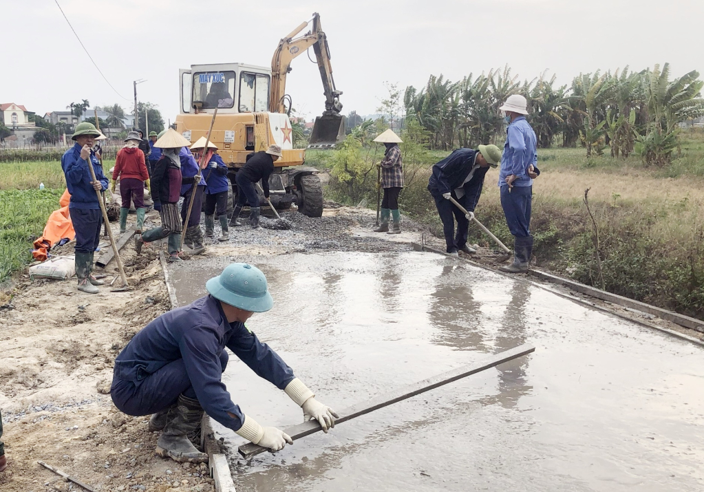 Người dân Khu Bình Lục Hạ, phường Hồng Phong (TX Đông Triều) tham gia thi công tuyến đường liên khu trong phong trào xây dựng đô thị văn minh của địa phương.