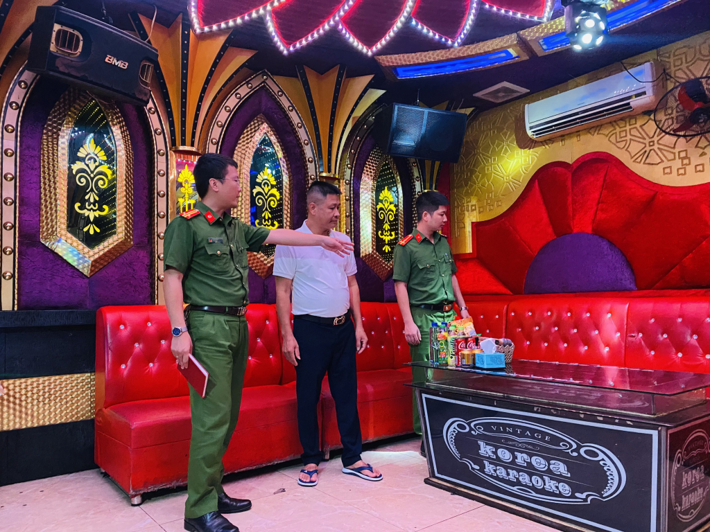 Lãnh đạo Công an TX Quảng Yên trực tiếp kiểm tra, hướng dẫn cơ sở kinh doanh karaoke bị đình chỉ về cách khắc phục sai phạm về PCCC.