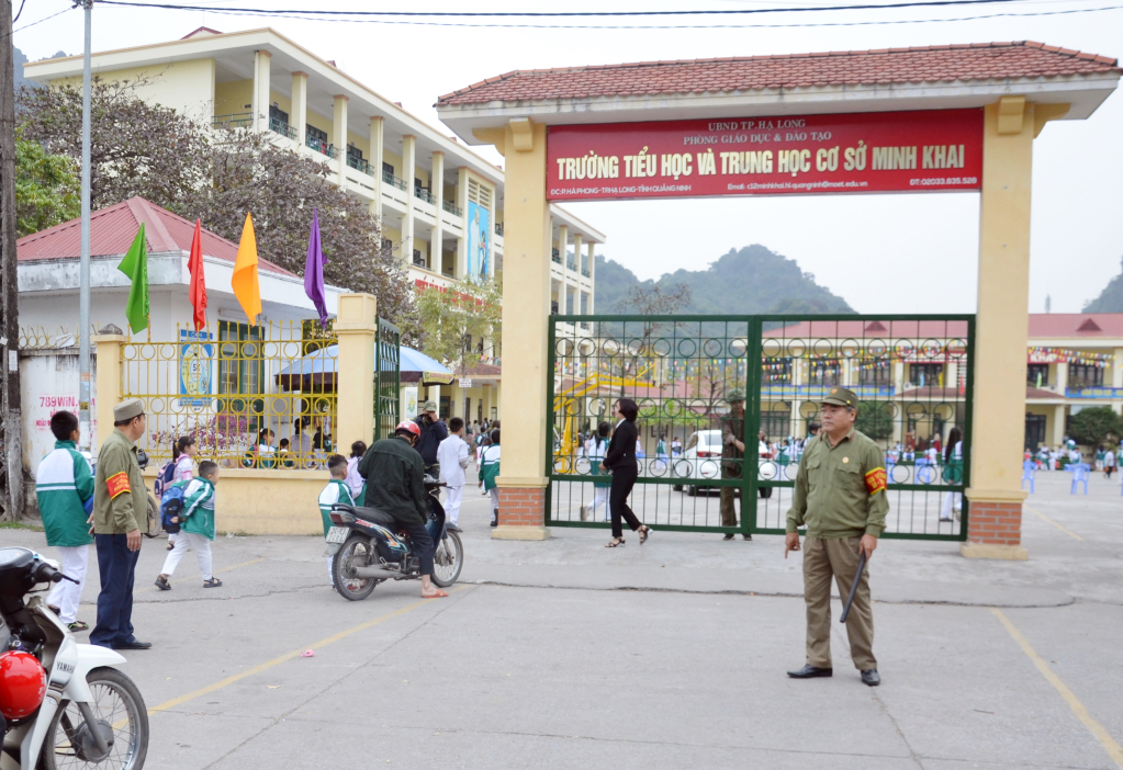 Thành viên Tổ tự quản ANTT do CCB làm nòng cốt khu 1, phường Hà Phong (TP Hạ Long) tham gia mô hình 