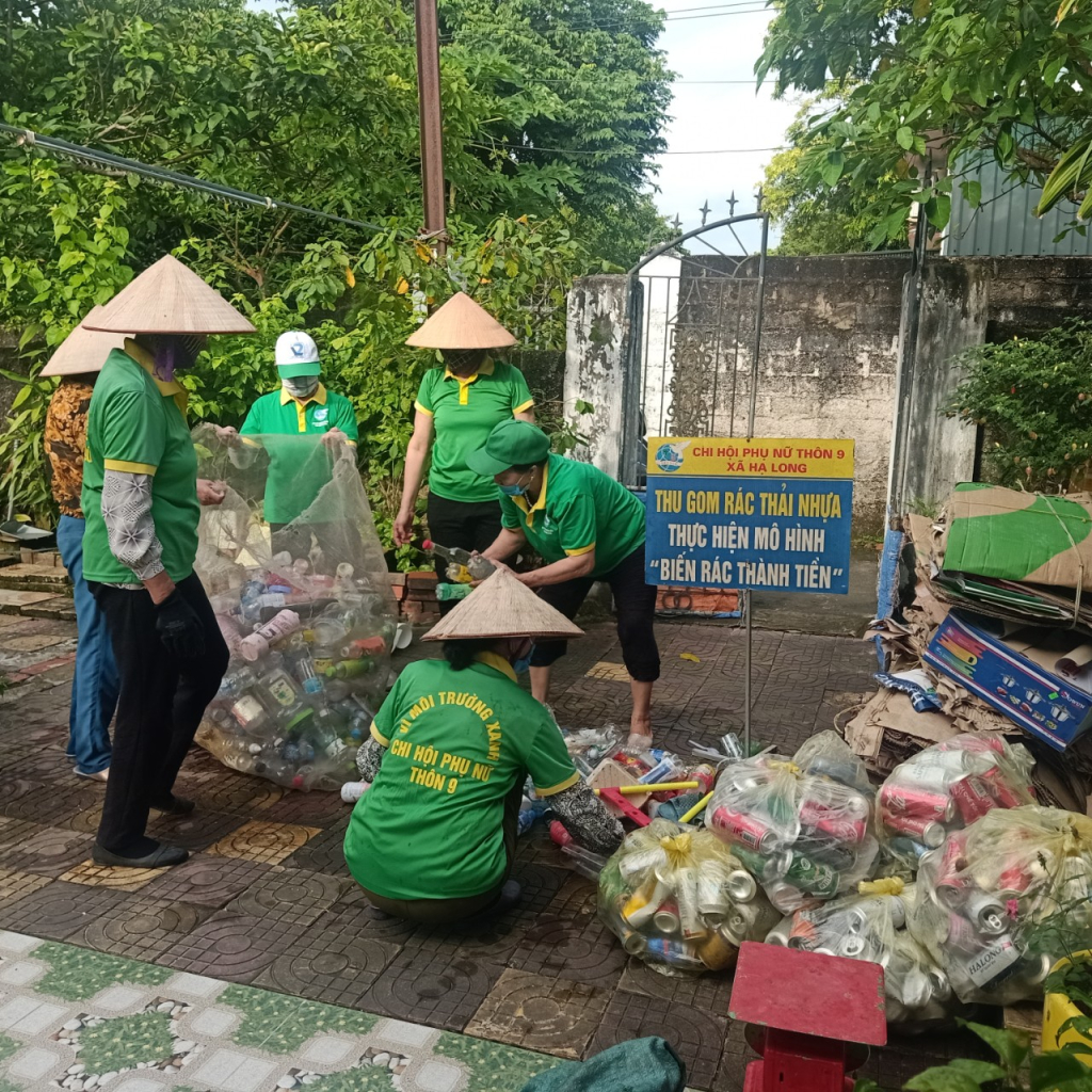 Hội viên thôn 9 thực hiện mô hình “Biến rác thành tiền”.