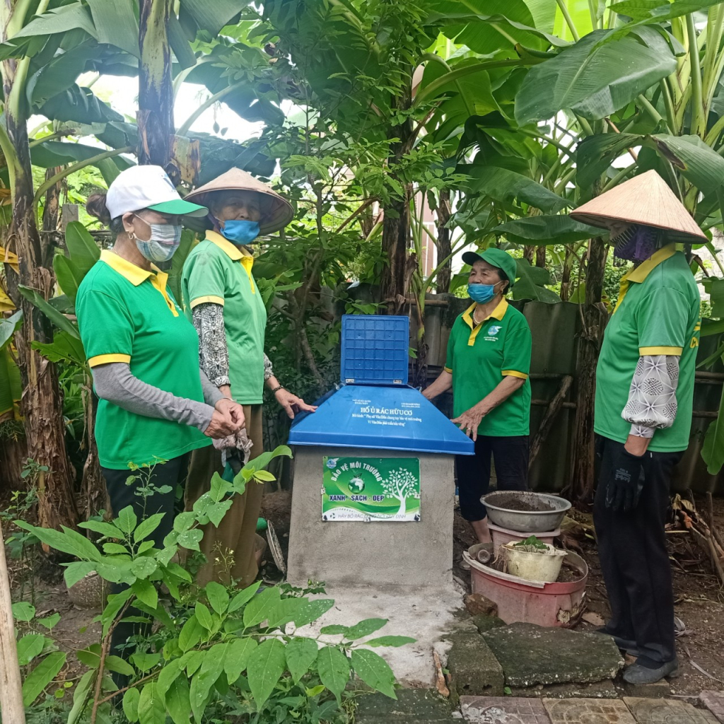 Bà Nguyễn Thị Hải Lý hướng dẫn hội viên thực hiện mô hình “Hố ủ rác phân hữu cơ”.