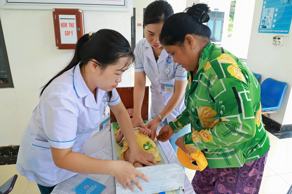 Trung tâm Y tế huyện Ba Chẽ đo chiều cao cho trẻ dưới 2 tuổi tại xã Thanh Sơn (huyện Ba Chẽ).