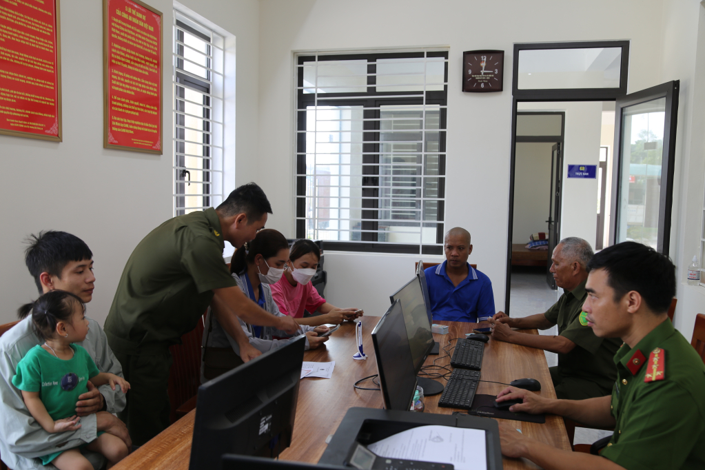 Lực lượng tham gia bảo vệ an ninh, trật tự ở cơ sở cùng với công an xã Đầm Hà (Đầm Hà) hỗ trợ người dân làm CCCD