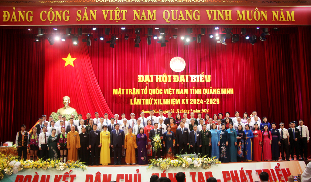 Các Ủy viên Ủy ban MTTQ tỉnh Quảng Ninh lần thứ XII, nhiệm kỳ 2024-2029 ra mắt Đại hội.