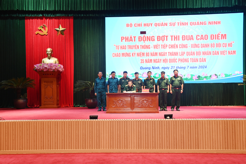 Thủ trưởng Bộ CHQS tỉnh chứng kiến các khối thi đua ký kết giao ước thực hiện đợt thi đua cao điểm “Tự hào truyền thống - Viết tiếp chiến công - Xứng danh Bộ đội Cụ Hồ”.