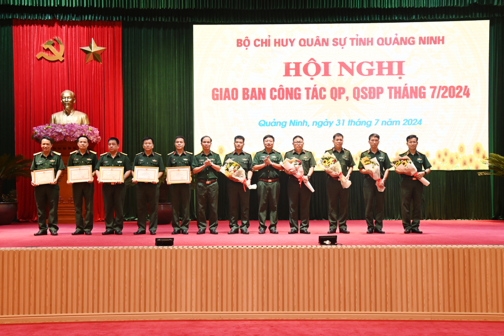 Bộ CHQS tỉnh khen thưởng cho các tập thể, cá nhân có thành tích trong tham gia các cuộc thi, cá nhân có hành động đẹp.