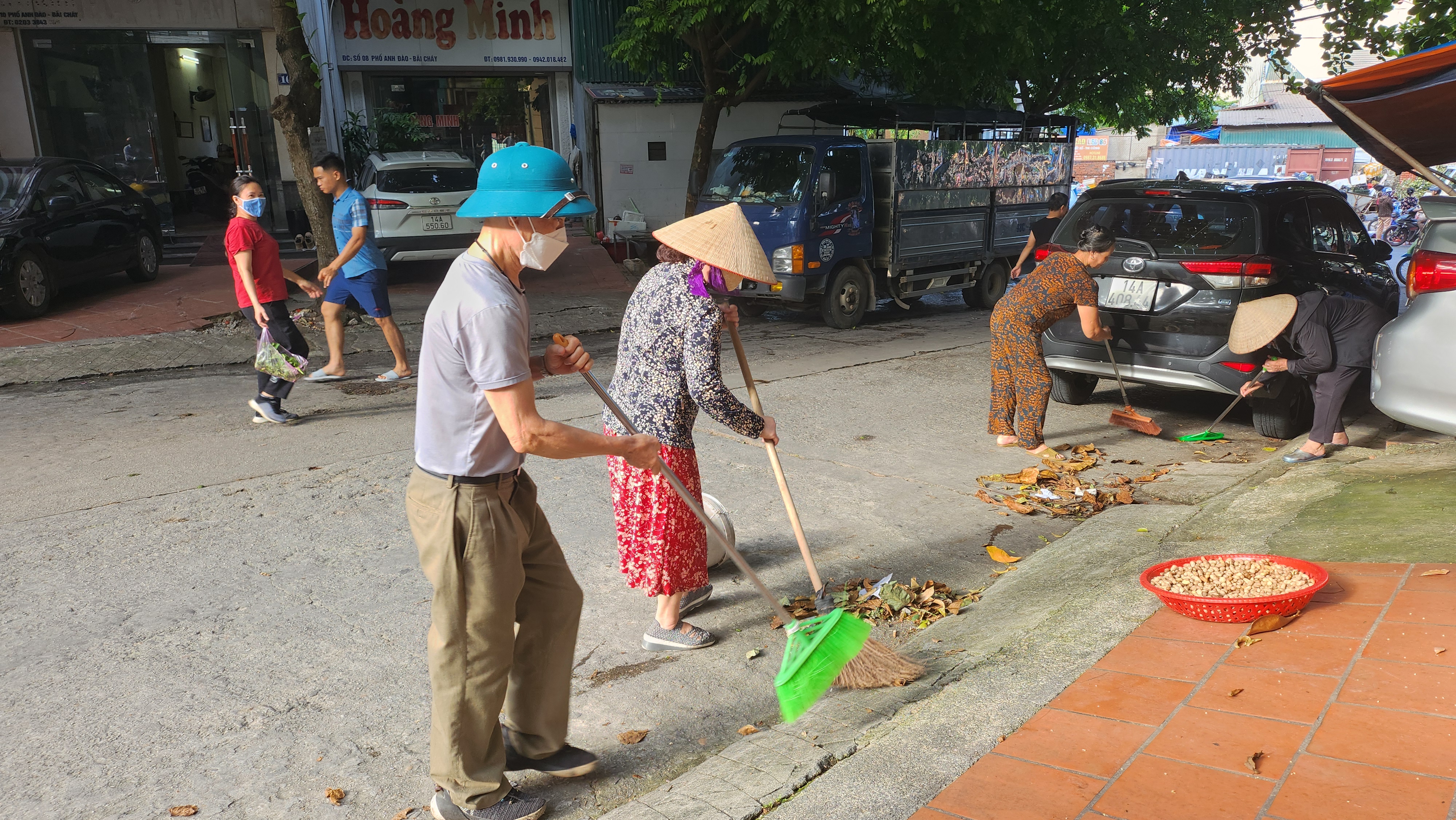 Nhân dân khu phố 2, phường Bãi Cháy dọn vệ sinh môi trường hưởng ứng Ngày Chủ nhật xanh, tháng 6/2024.